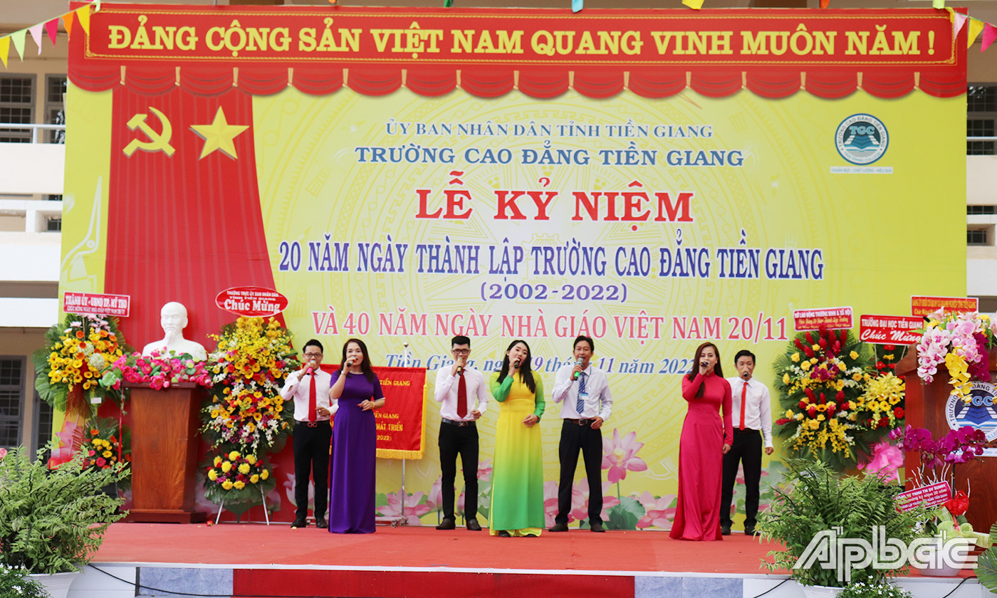 Các tiết mục văn nghệ chào mừng buổi lễ kỷ niệm.