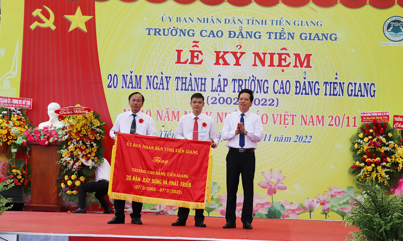Đồng chí Nguyễn Thành Diệu, Tỉnh ủy viên, Phó Chủ tịch UBND tỉnh Tiền Giang trao tặng Cờ thi đua cho tập thể Trường Cao đẳng Tiền Giang.
