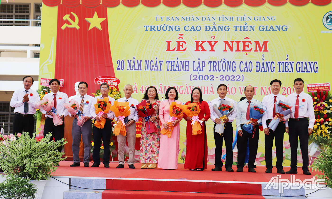 Trao tặng hoa cho các thầy cô giáo có thành tích xuất sắc trong công tác giảng dạy 20 năm qua.