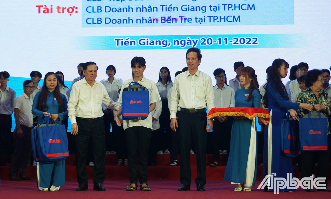 Đồng chí Nguyễn Thành Diệu và đồng chí Trần Ngọc Tam trao quà cho các Tân sinh viên có hoàn cảnh khó khăn. 
