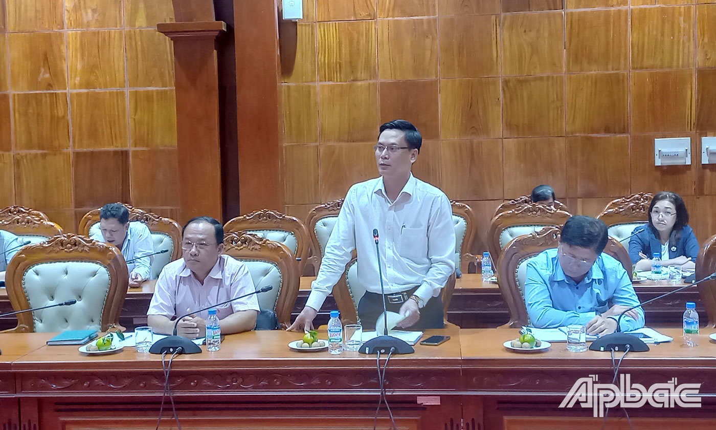 Phó Giám đốc phụ trách Sở Xây dựng Hà Thiện Ý phát biểu tại cuộc họp.