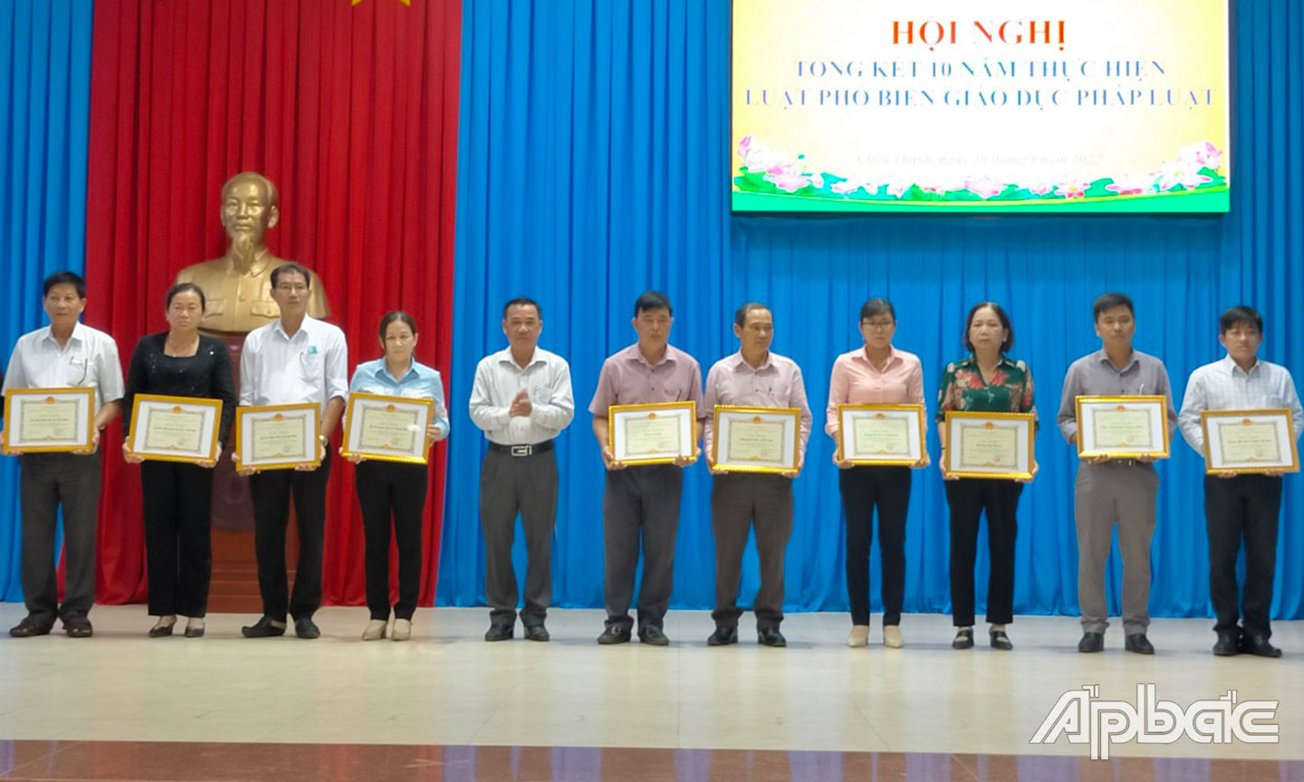 Tỉnh ủy viên, Phó Bí thư Thường trực Huyện ủy Trần Hữu Phong trao Giấy khen cho tập thể đạt thành tích  tiêu biểu trong 10 năm thực hiện Luật Phổ biến, giáo dục pháp luật. 