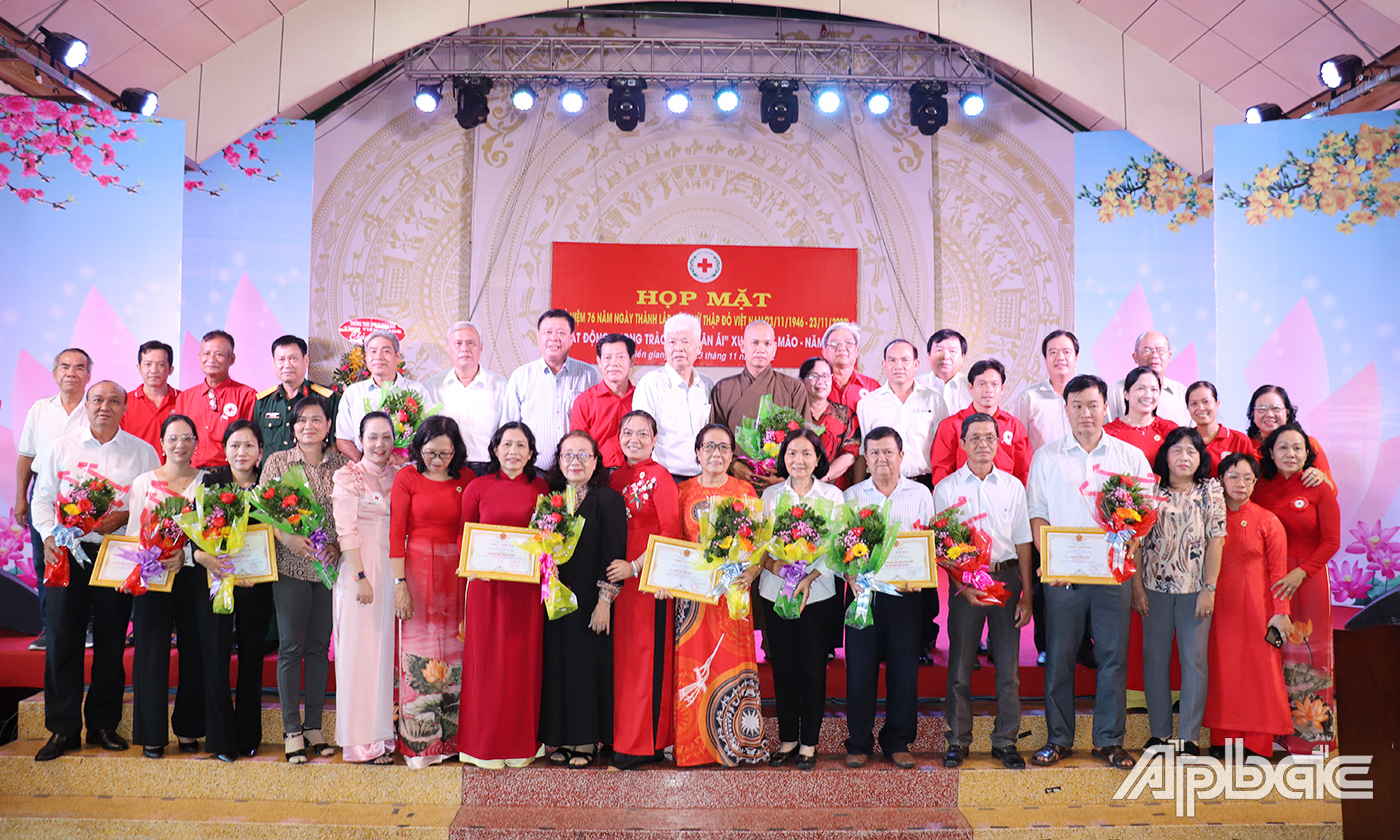 Các đại biểu dự họp mặt chụp ảnh kỷ niệm nhân kỷ niệm 76 năm ngày thành lập Hội Chữ thập đỏ tỉnh Tiền Giang.