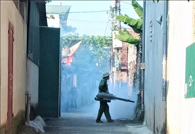 Phun khử khuẩn diệt muỗi phòng chống sốt xuất huyết.