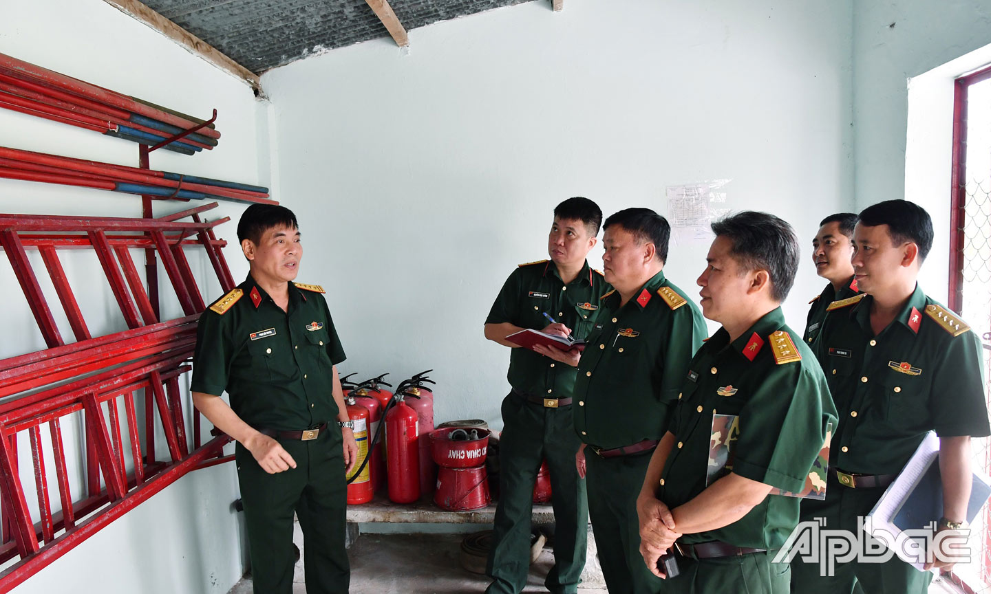  Ảnh: Kiểm tra dụng cụ phòng chống cháy nổ tại nhà kho quân khí.
