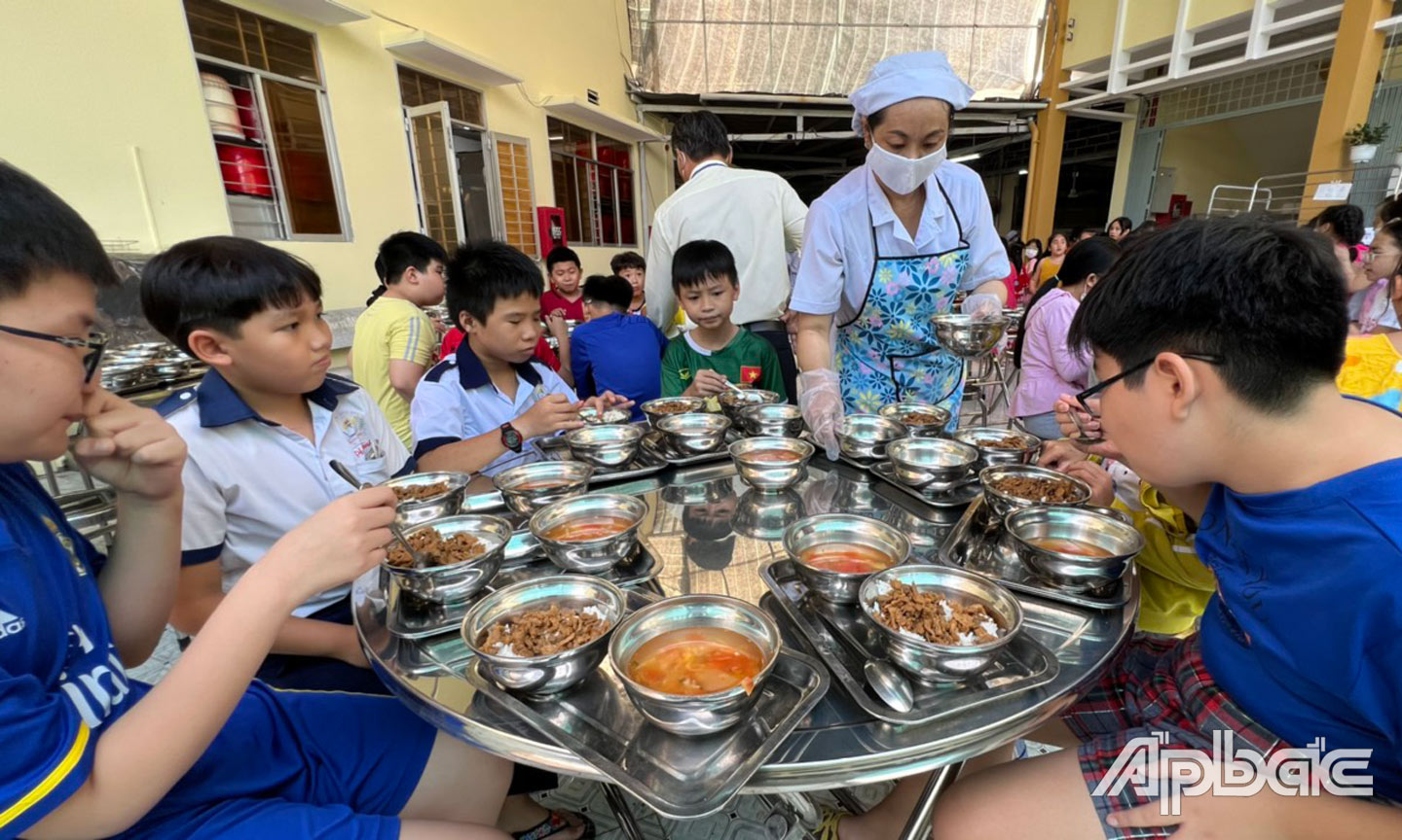 Học sinh Trường Tiểu học Thiên Hộ Dương (TP. Mỹ Tho) ăn bán trú tại trường.