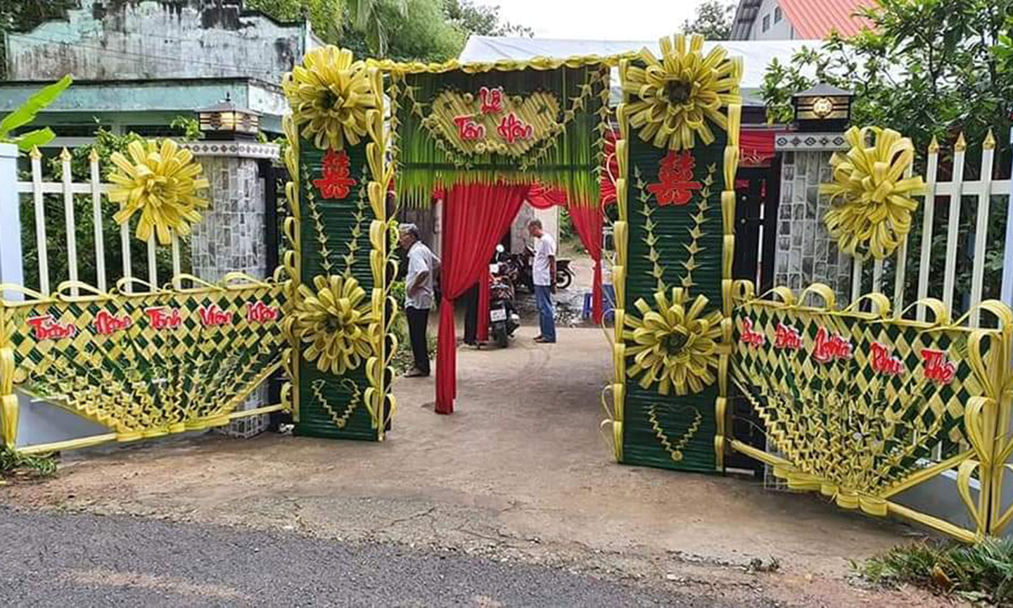 Cổng cưới hoa, lá dừa do Câu lạc bộ  “Cổng cưới hoa lá dừa TX. Cai Lậy”  trang trí rất độc đáo.  