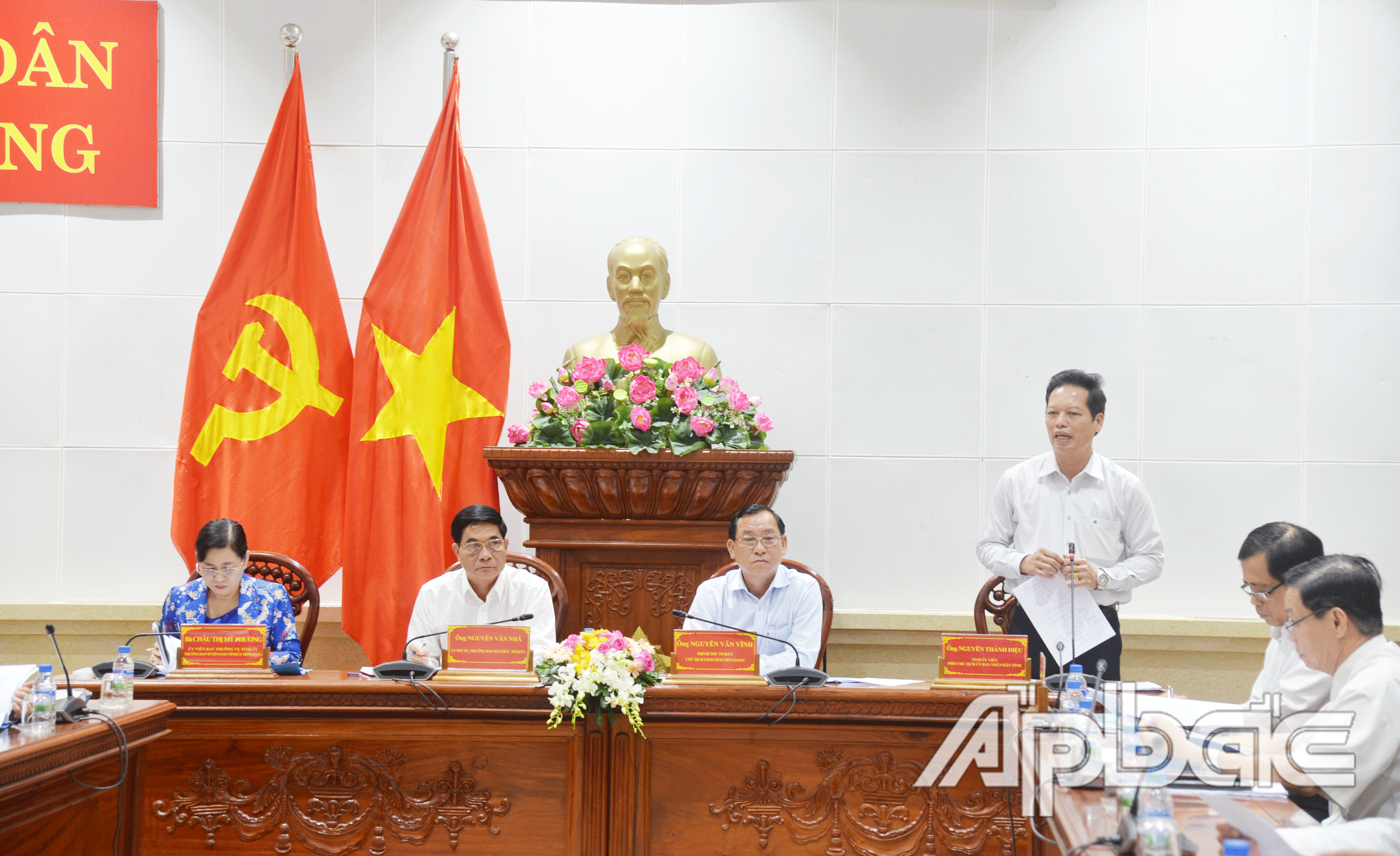 Quang cảnh cuộc họp
