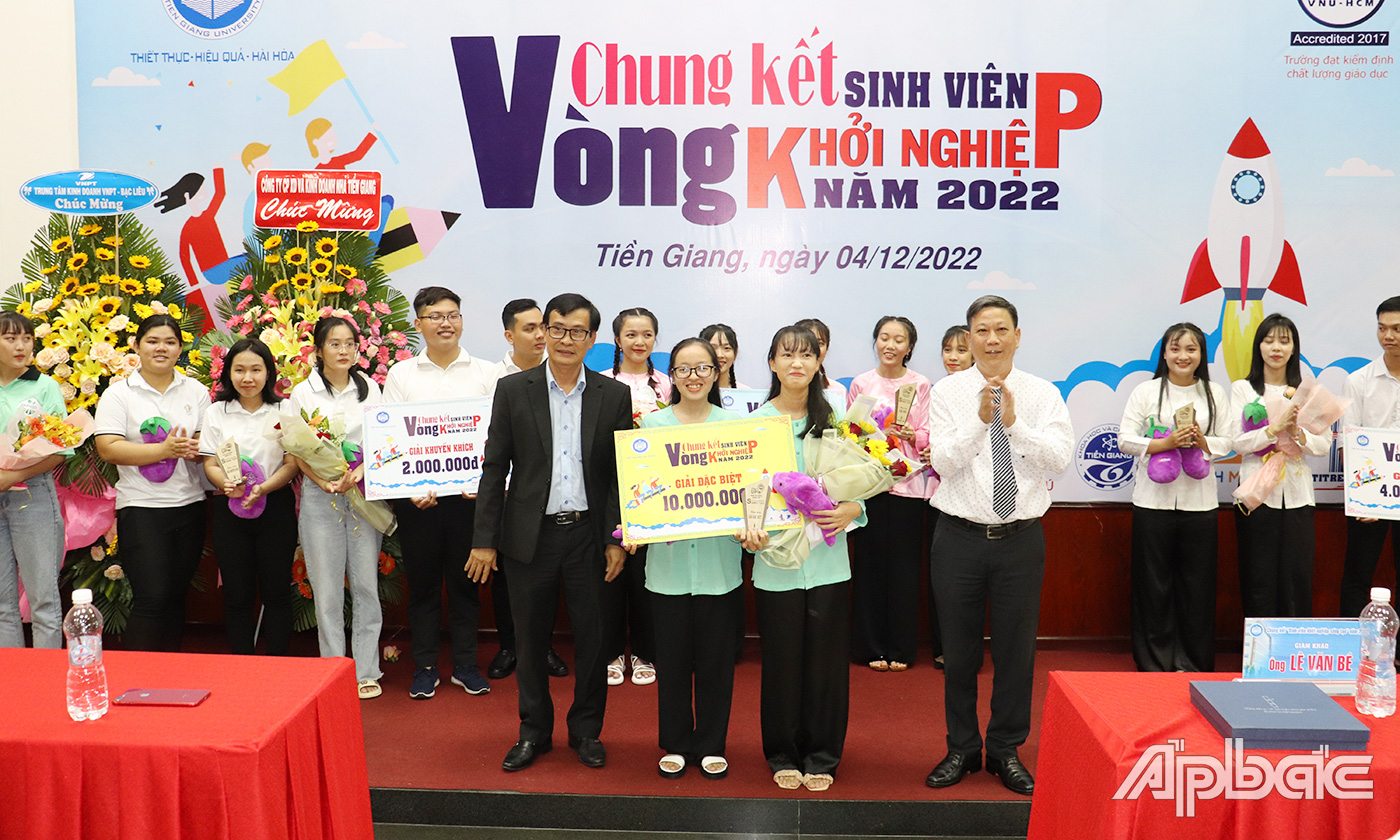 Dự án “Nước uống móp gai đóng chai Lasia spinose” của nhóm thí sinh khoa Nông nghiệp và Công nghệ thực phẩm xuất sắc giành Giải Đặc biệt.