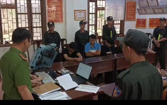 Cơ quan công an đang làm việc với các đối tượng trong đường dây cá độ bóng đá.