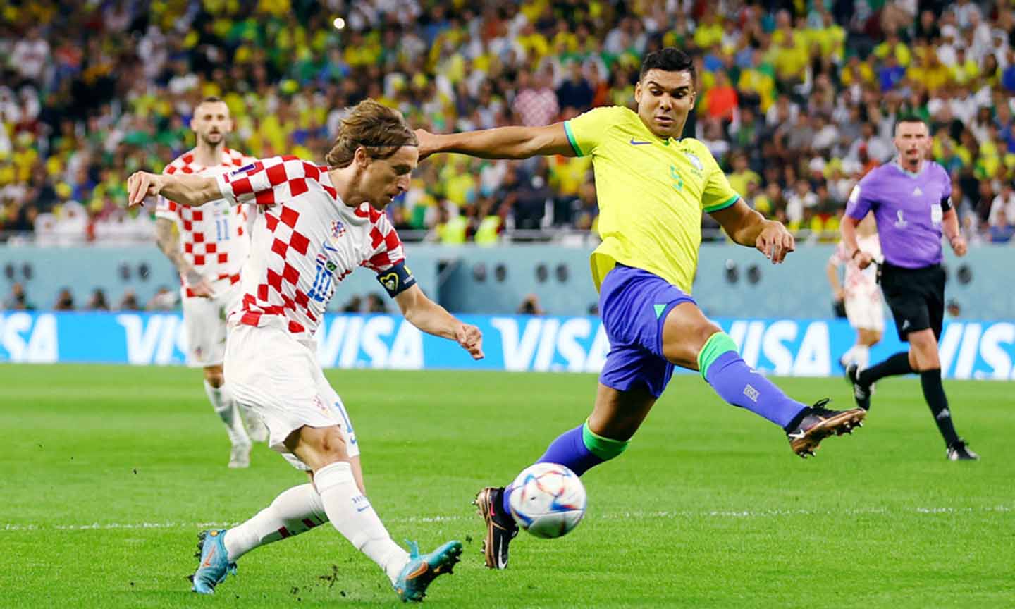 Modric (áo trắng) là thủ lĩnh trong việc kết nối các tuyến và điều phối bóng của Croatia.