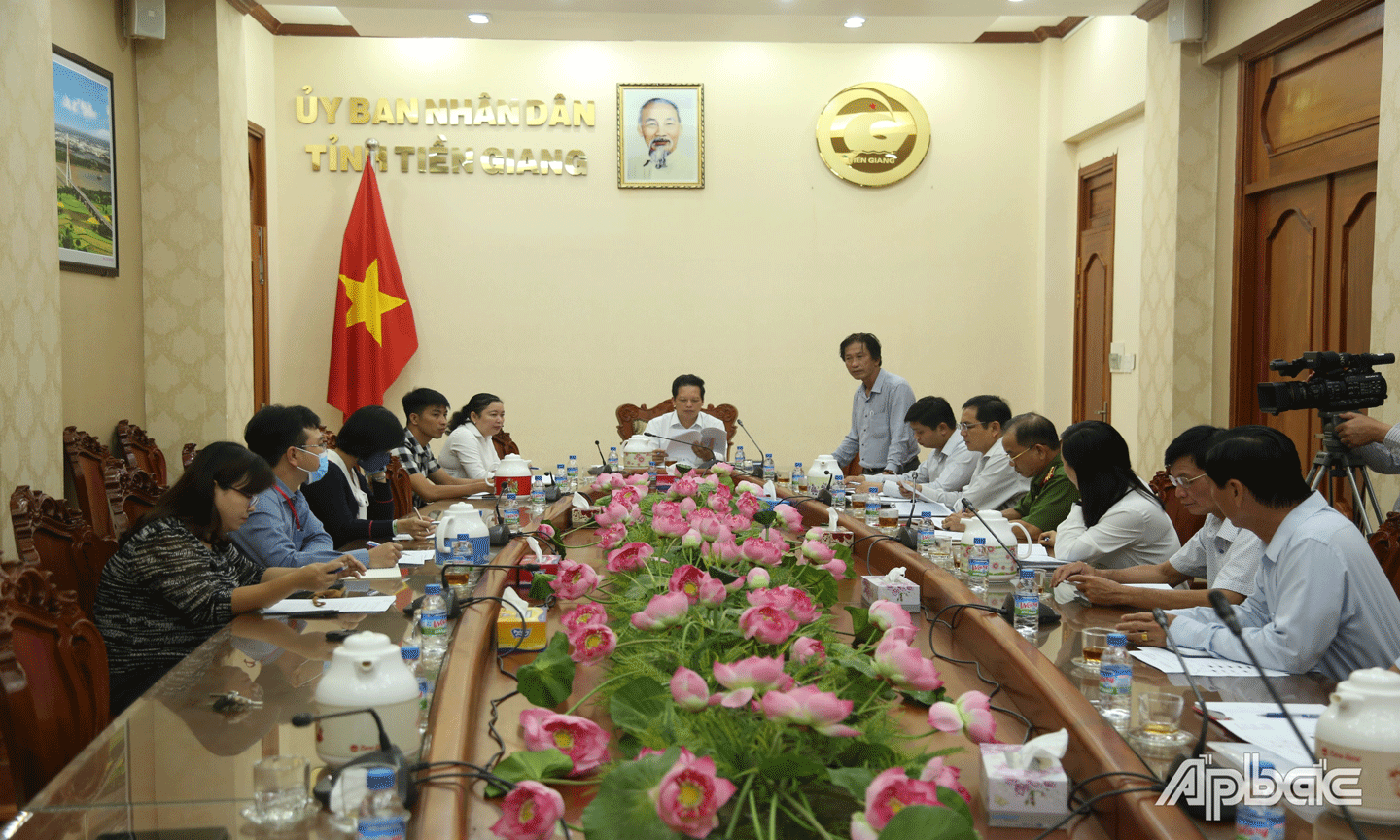 Phó Tổng Biên tập Báo Ấp Bắc trình bày công tác tổ chức.\