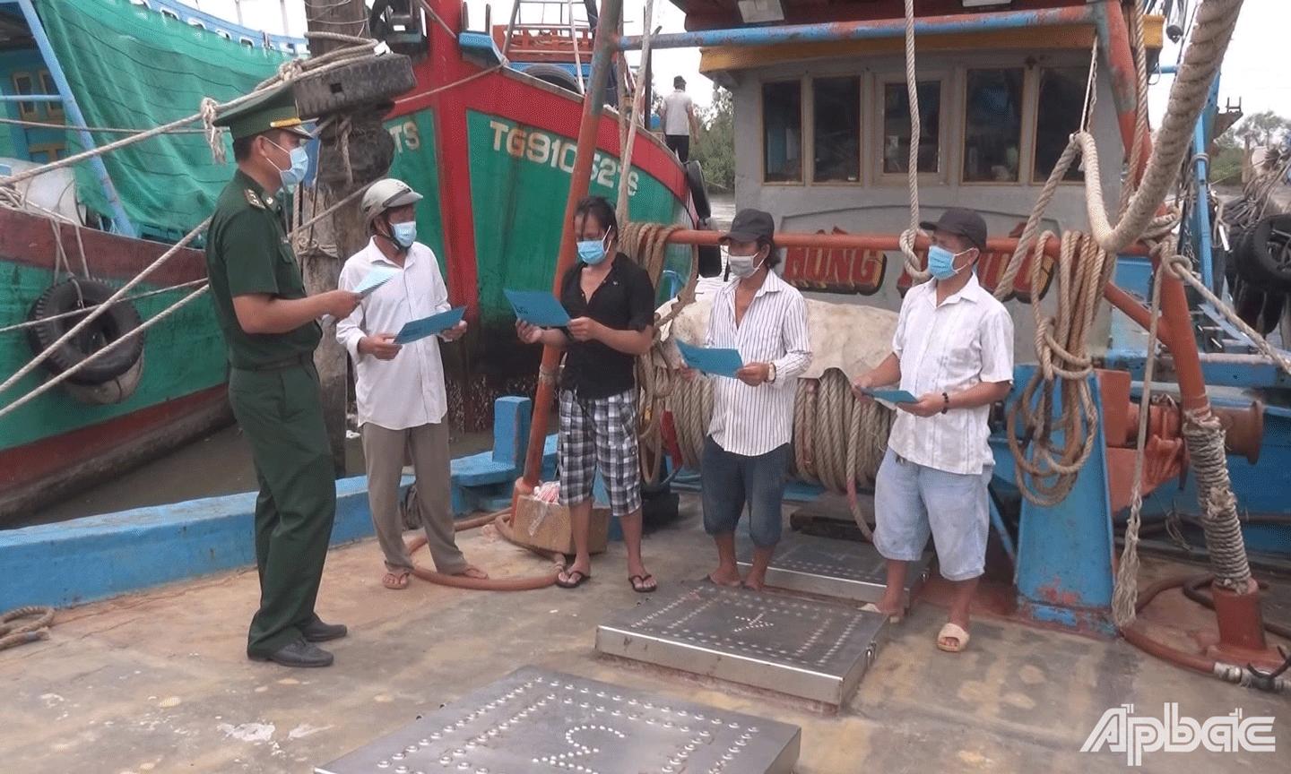 Đồn BP Kiểng Phước, BĐBP Tiền Giang tuyên truyền về IUU cho chủ tàu và ngư dân trước khi ra khơi.