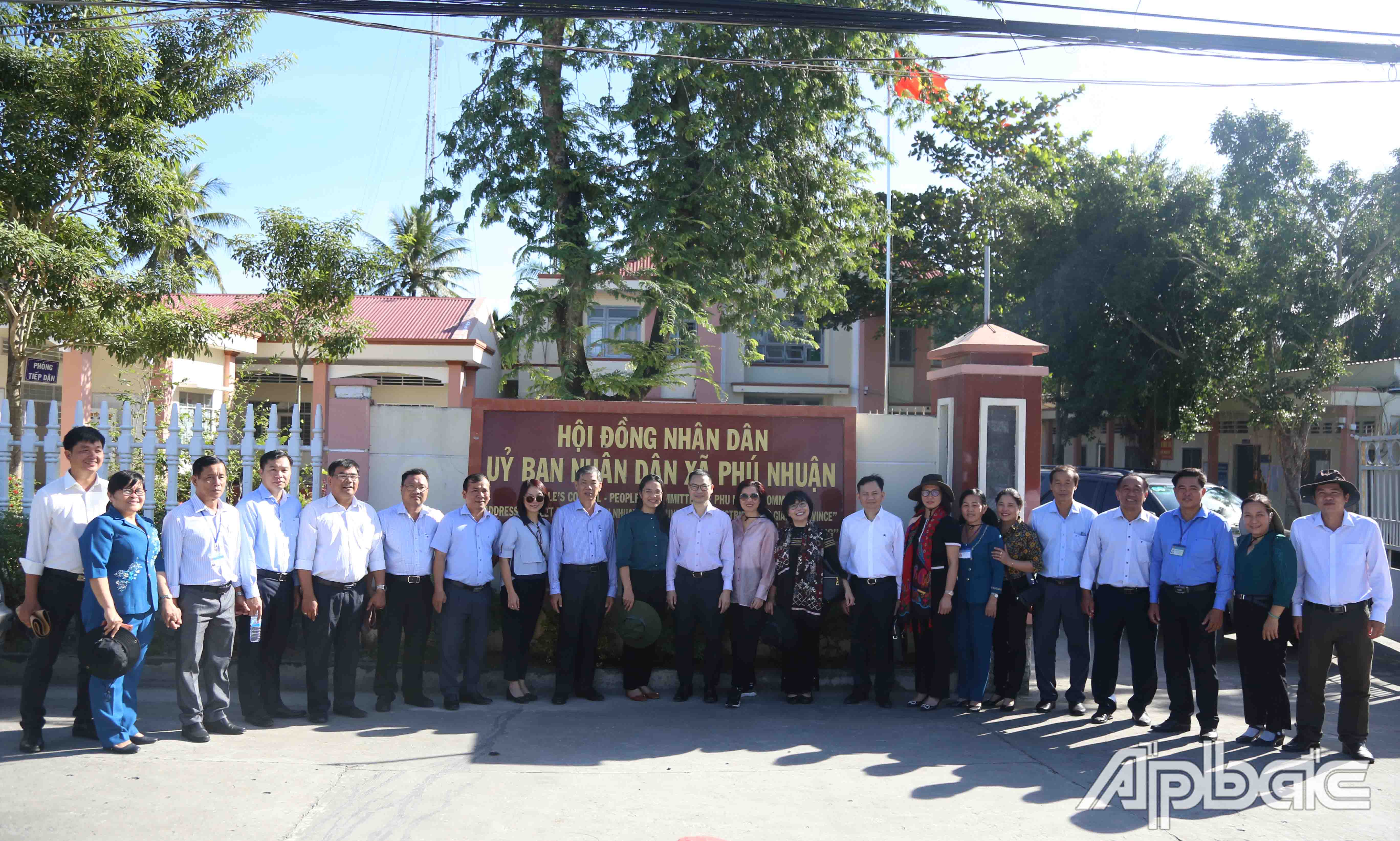 Đoàn đến kiểm tra và chụp ảnh cùng lãnh đạo địa phương tại xã 