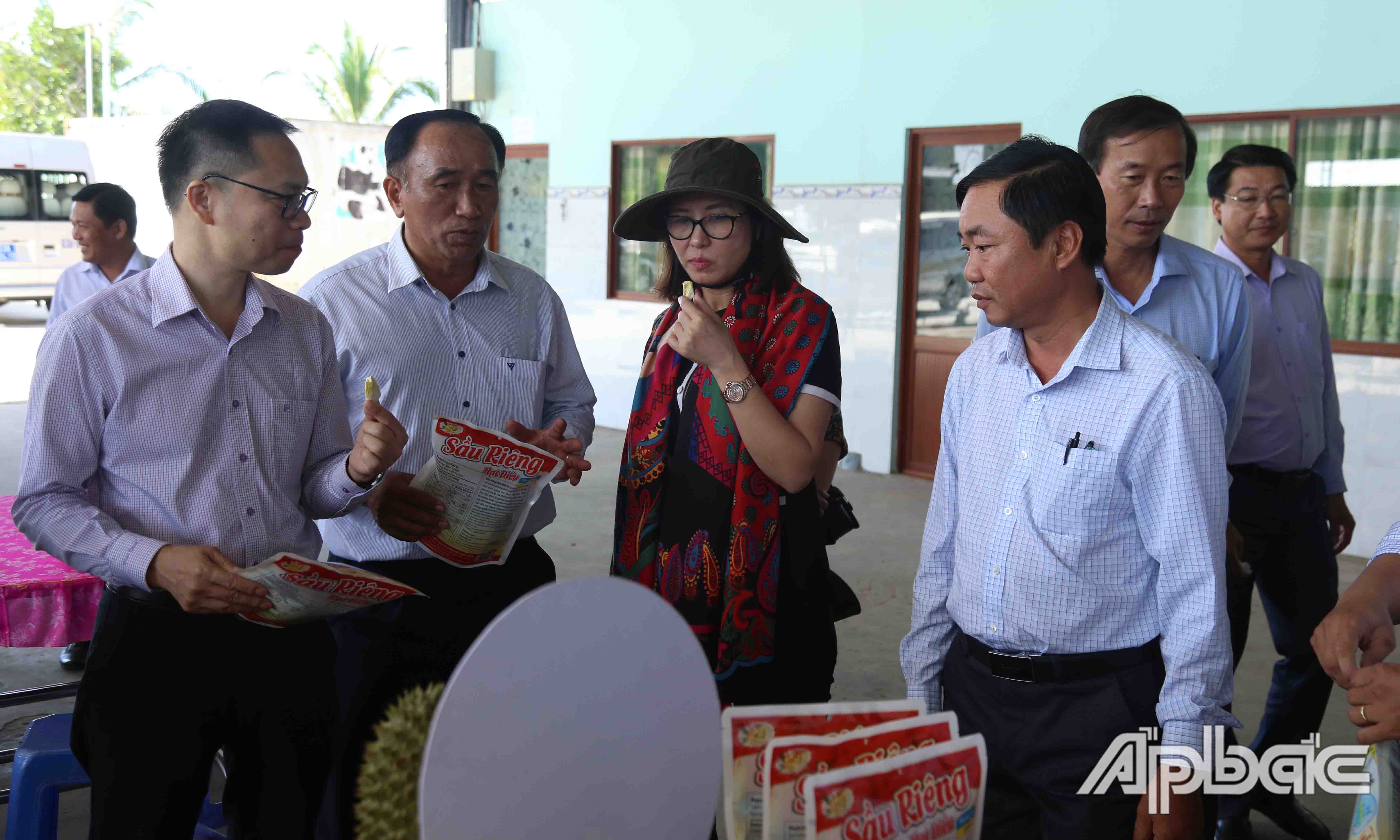 Thưởng thức hương vị sầu riêng sấy tại HTX Hiệp Đức