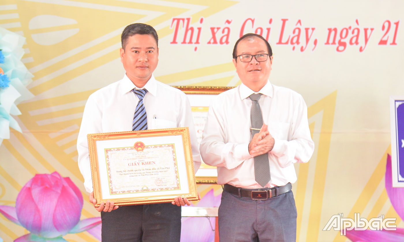Đồng chí Trần Văn Thức trao Giấy khen của UBND TX. Cai Lậy cho Đảng bộ, chính quyền và nhân dân xã Tân Phú.
