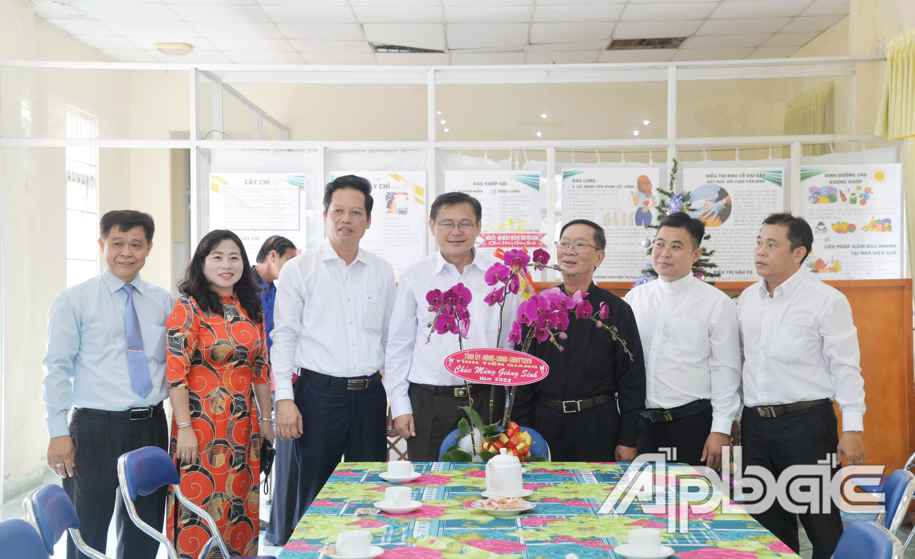 Trưởng Ban Dân vận Tỉnh ủy Đỗ Tấn Hùng trao hoa chúc mừng Giáng sinh đến Linh mục Trương Quý Vinh, Chủ tịch Ủy ban Đoàn kết Công giáo tỉnh.