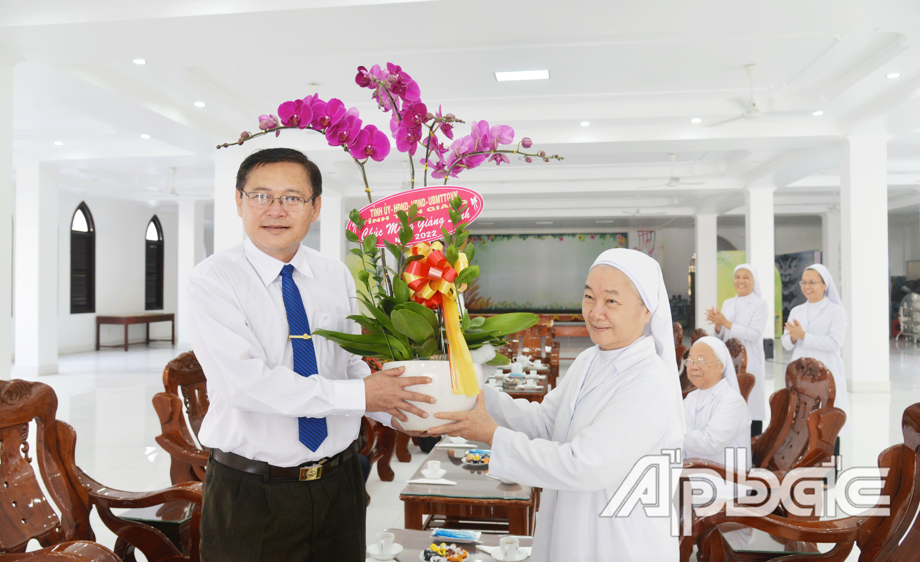 Trưởng Ban Dân vận Tỉnh ủy Đỗ Tấn Hùng tặng hoa chúc mừng Giáng sinh đến Giám tĩnh Nguyễn Thị Thu Ba, Dòng nữ tu thánh Phaolô.
