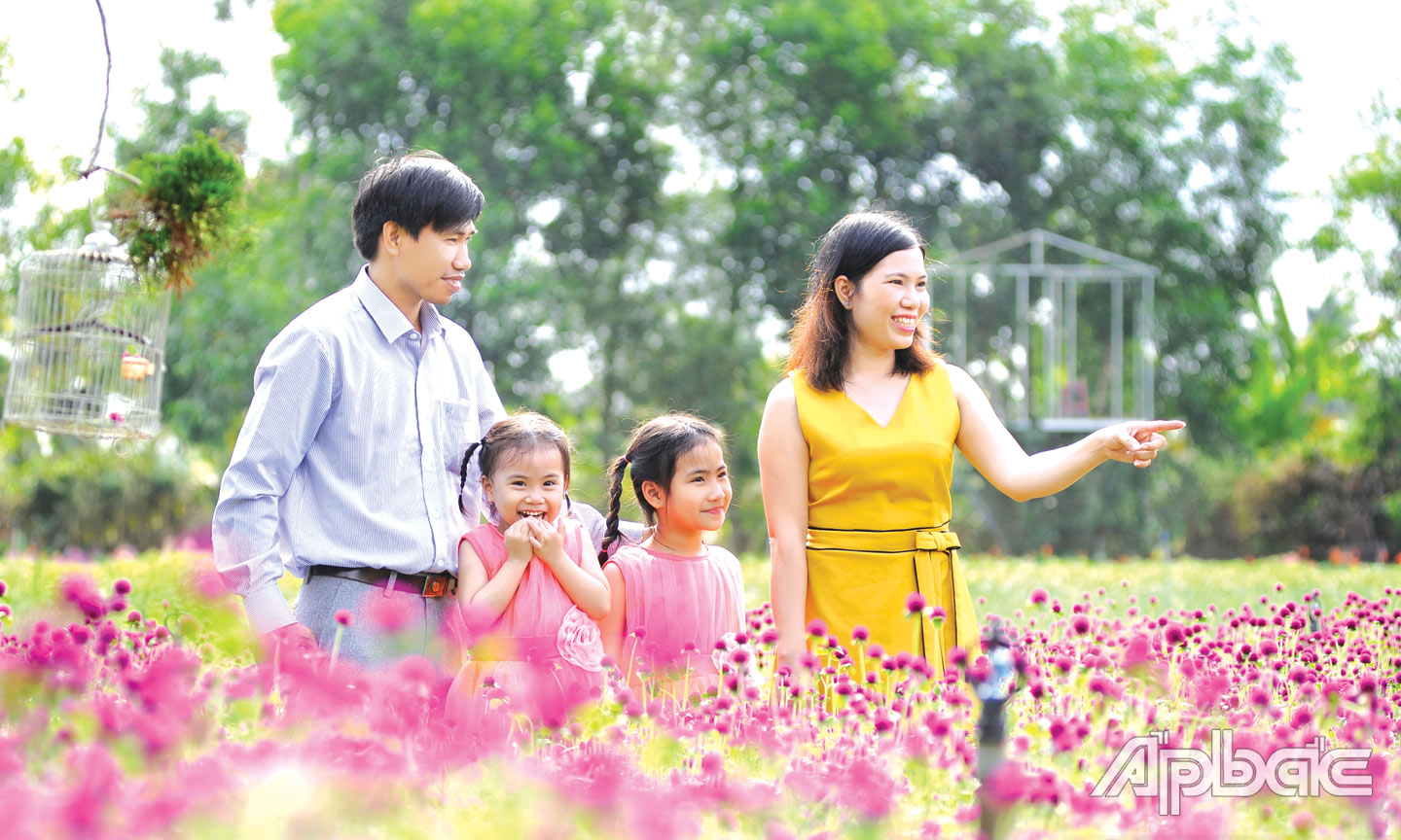  Mỗi gia đình, mỗi cặp vợ chồng nên sinh 2 con.			                                                                               Ảnh: Lập Đức