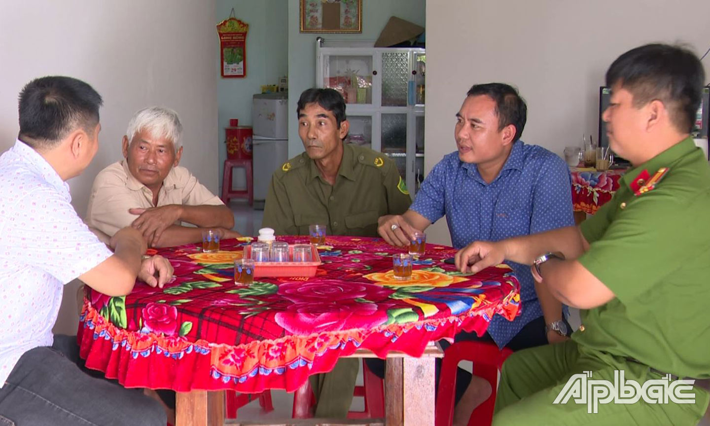  Chính quyền địa phương gặp và thăm hỏi ông Tiết cùng gia đình.
