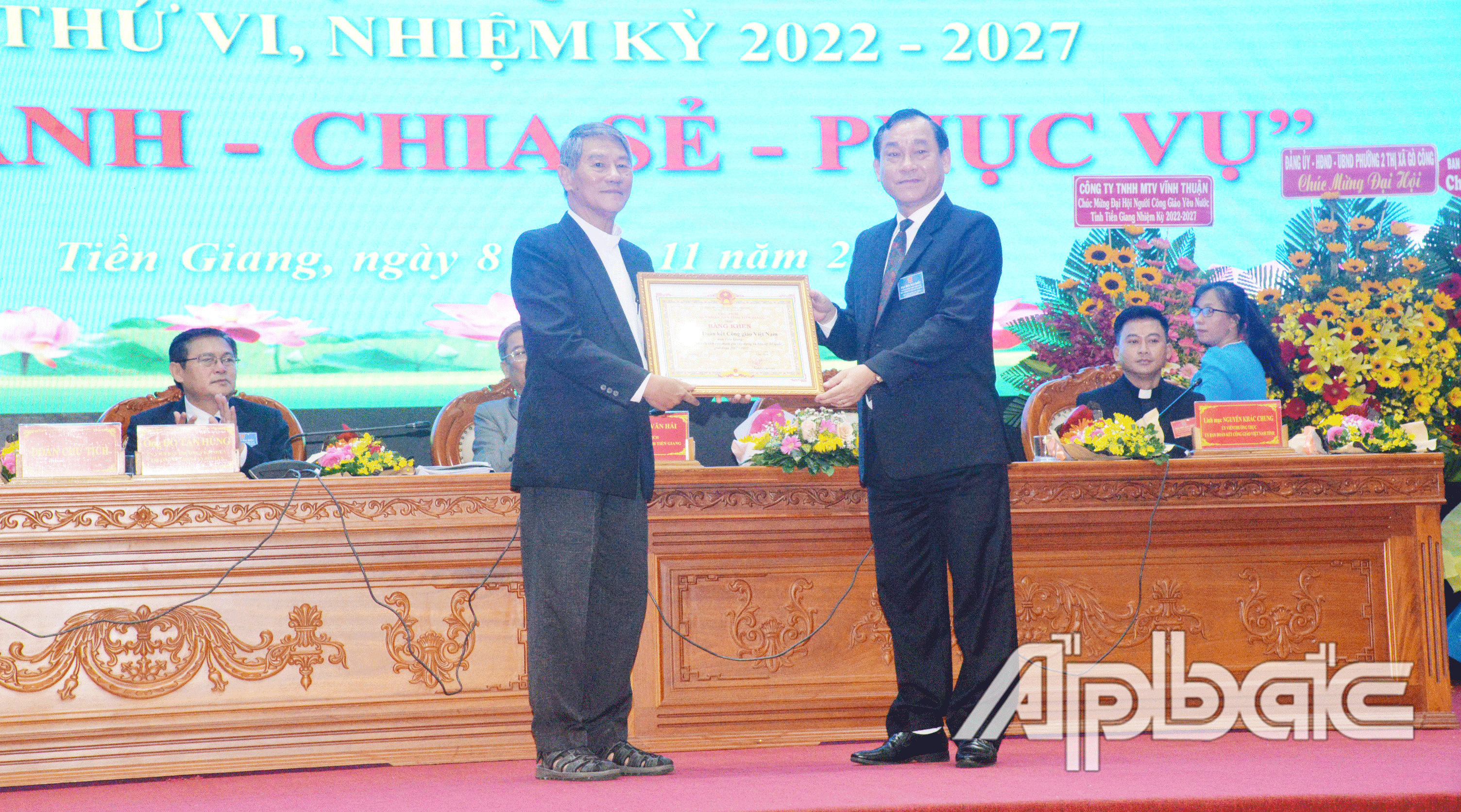 Phó Bí thư Tỉnh ủy, Chủ tịch UBND tỉnh Nguyễn Văn Vĩnh trao Bằng khen của UBND tỉnh đến Ủy ban đoàn kết Công giáo tỉnh.