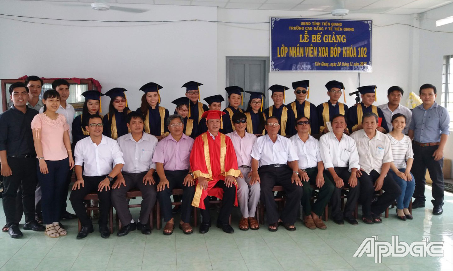 Hội viên HNM tỉnh tham gia học các lớp xoa bóp do Trường Cao đẳng Y tế Tiền Giang giảng dạy.  Ảnh: TẤN TRUNG