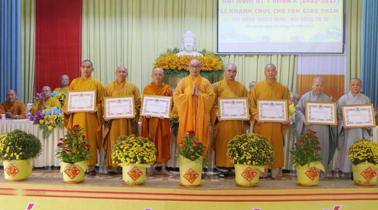  Thượng tọa Thích Quảng Lộc trao Bằng tuyên dương công đức cho các tập thể và cá nhân có thành tích xuất sắc trong công tác phật sự năm 2022