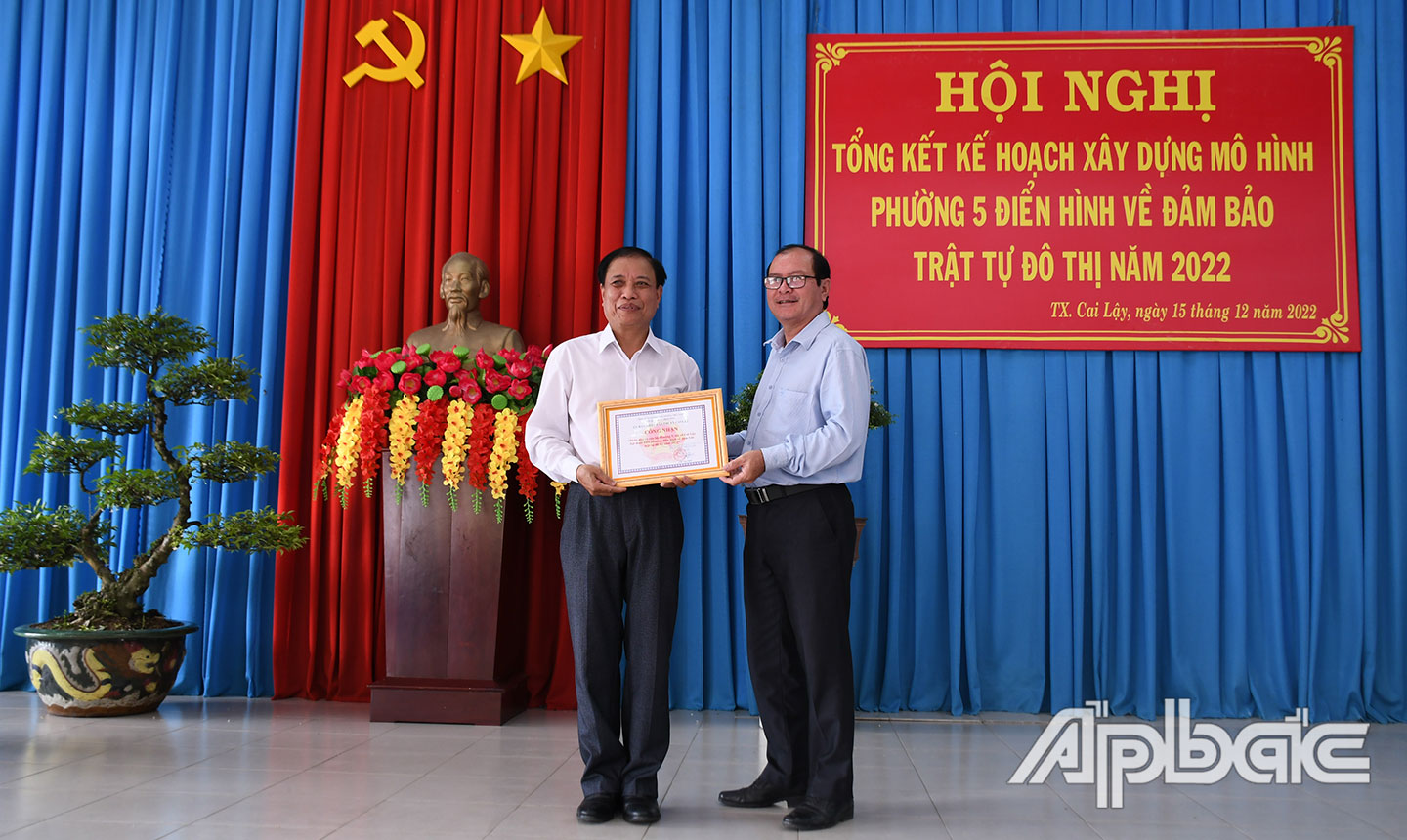 Chủ tịch UBND TX. Cai Lậy Trần Văn Thức trao Quyết định công nhận “Nhân dân và cán bộ phường 5,  TX. Cai Lậy đạt danh hiệu điển hình về đảm bảo TTĐT năm 2022”. Ảnh Đặng Thanh