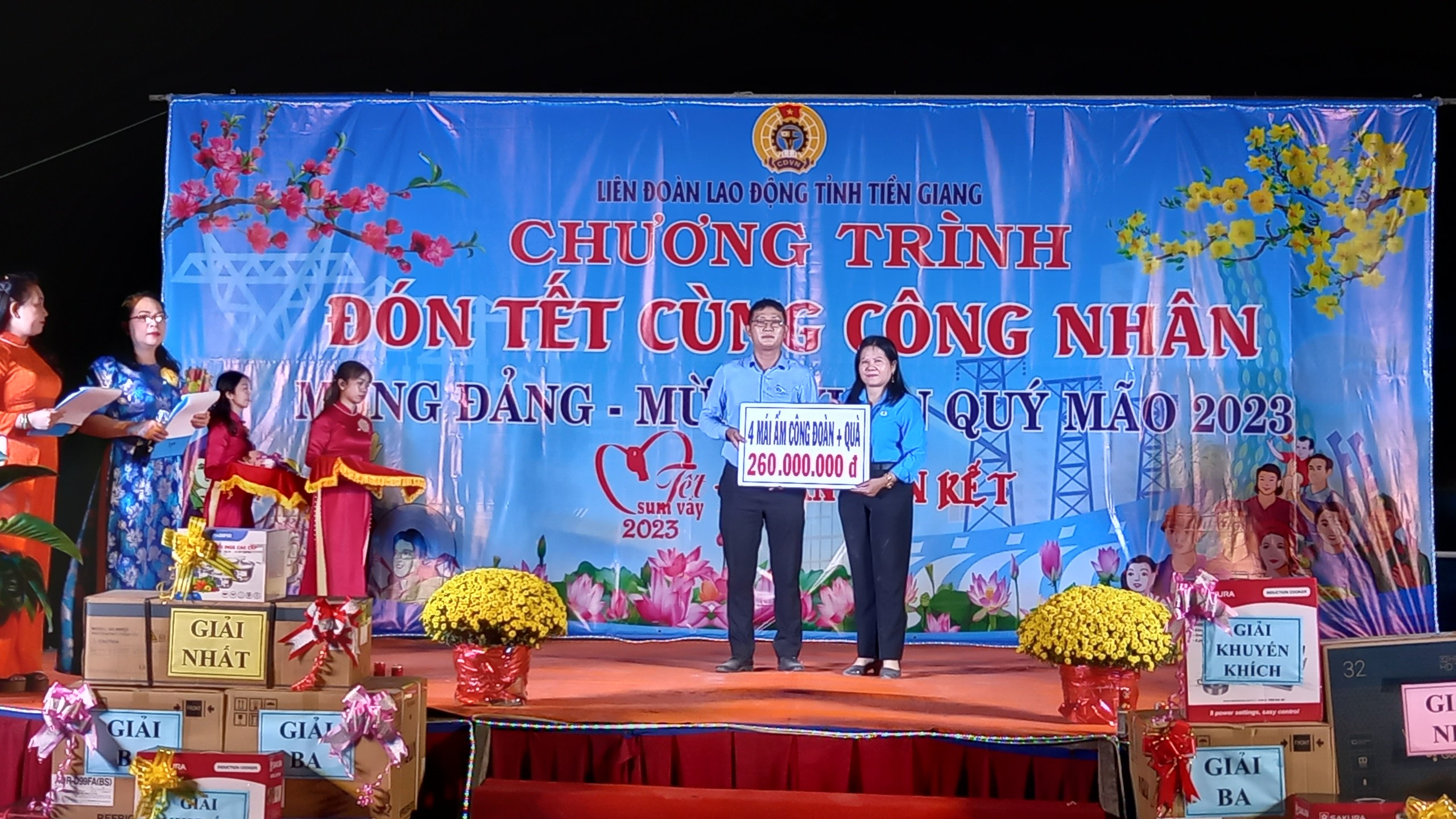 Các doanh nghiệp đã trao tặng quà tết cho công nhân lao động đang làm việc tại doanh nghiệp 