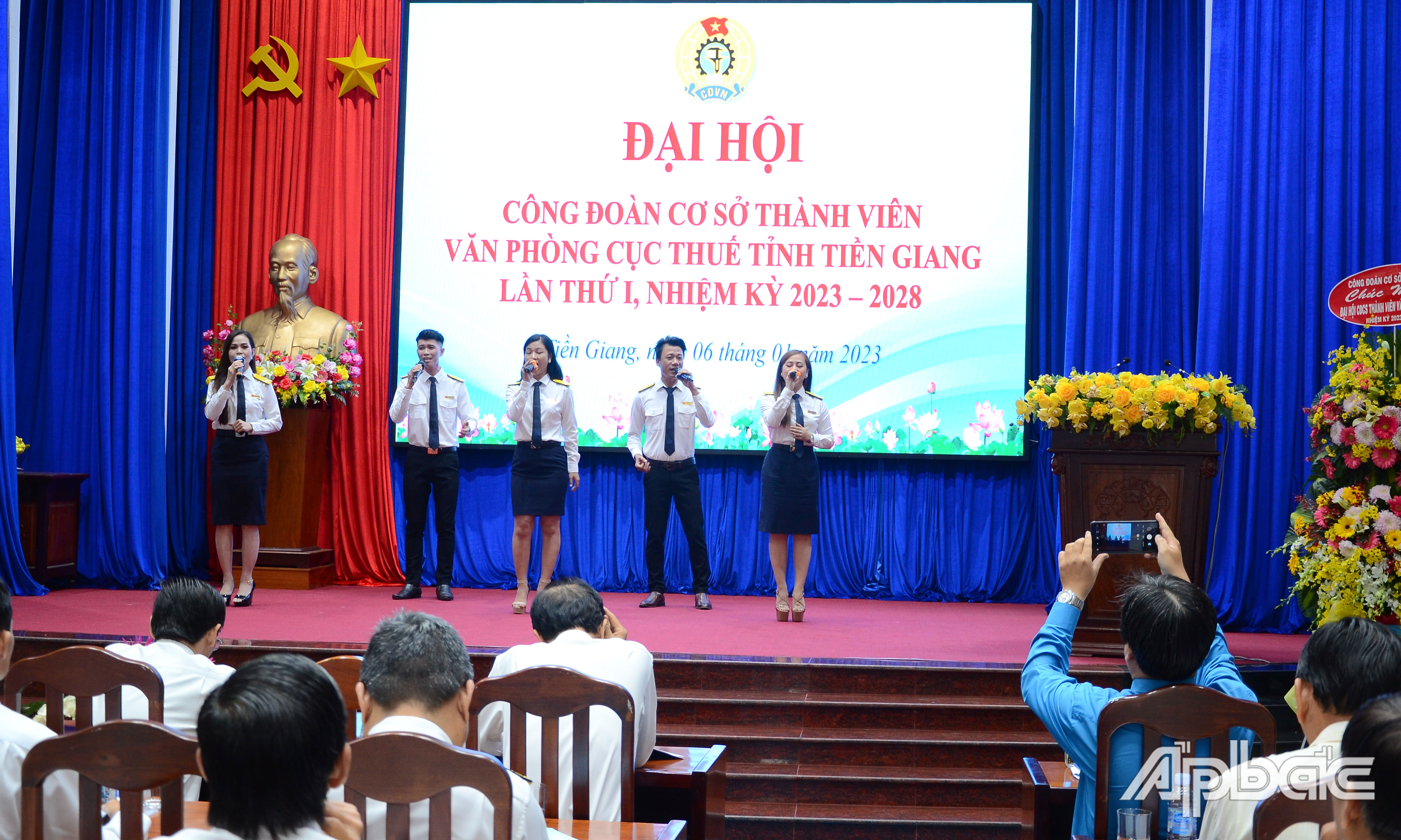 Biểu diễn văn nghệ chào mừng.