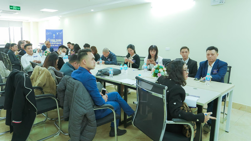 Các thí sinh có mặt sớm để đăng ký tham dự buổi phỏng vấn trực tiếp cuộc thi “Nhà môi giới bất động sản uy tín 2022”