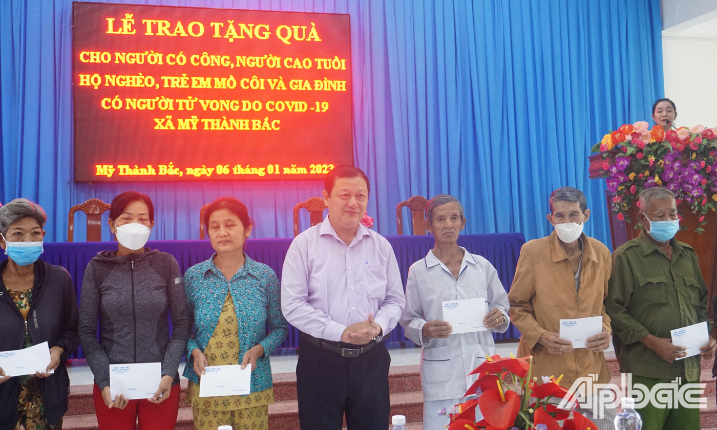 Đồng chí Phan Phùng Phú thăm hỏi, trao quà tết cho hộ nhèo xã Mỹ Thành Nam 