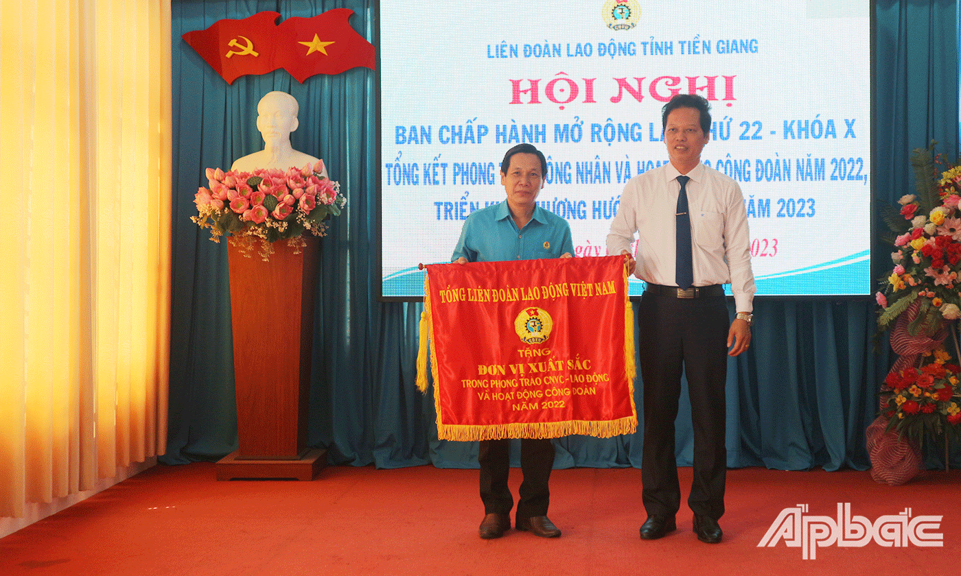 Phó Chủ tịch UBND tỉnh Tiền Giang Nguyễn Thành Diệu trao Cờ thi đua xuất sắc của Tổng LĐLĐ Việt Nam cho LĐLĐ tỉnh Tiền Giang