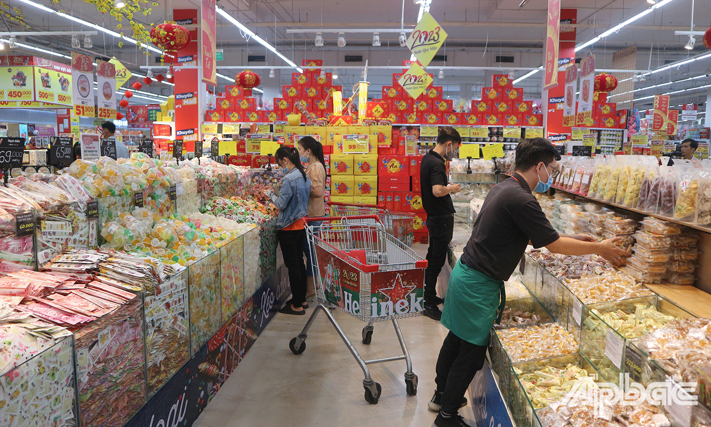 Khách hàng mua sắm tại siêu thị Go! Mỹ Tho