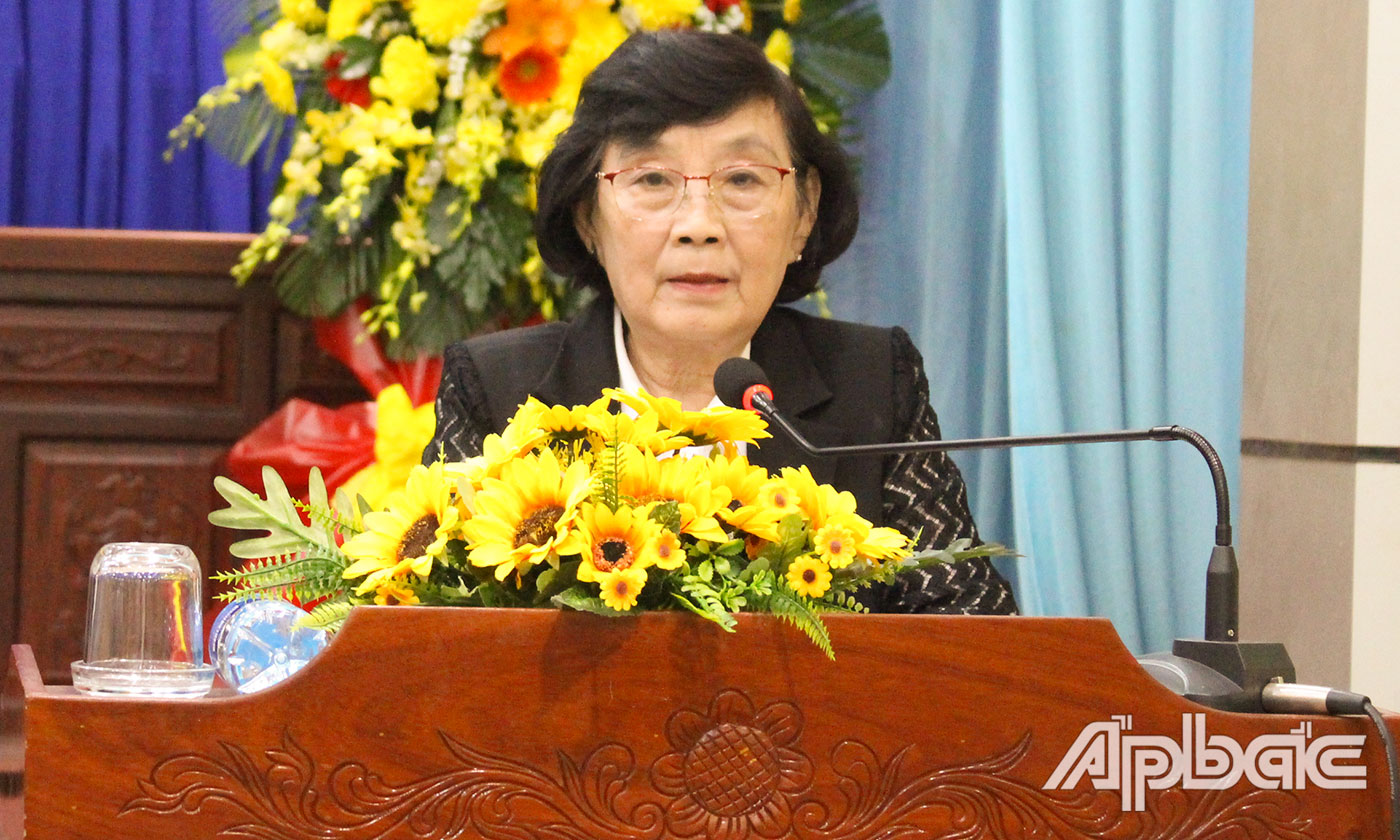 Đồng chí Đồng Thị Bạch Tuyết, Ủy viên Thường vụ Trung ương Hội, Chủ tịch Hội Khuyến học tỉnh Tiền Giang chủ trì hội nghị. 