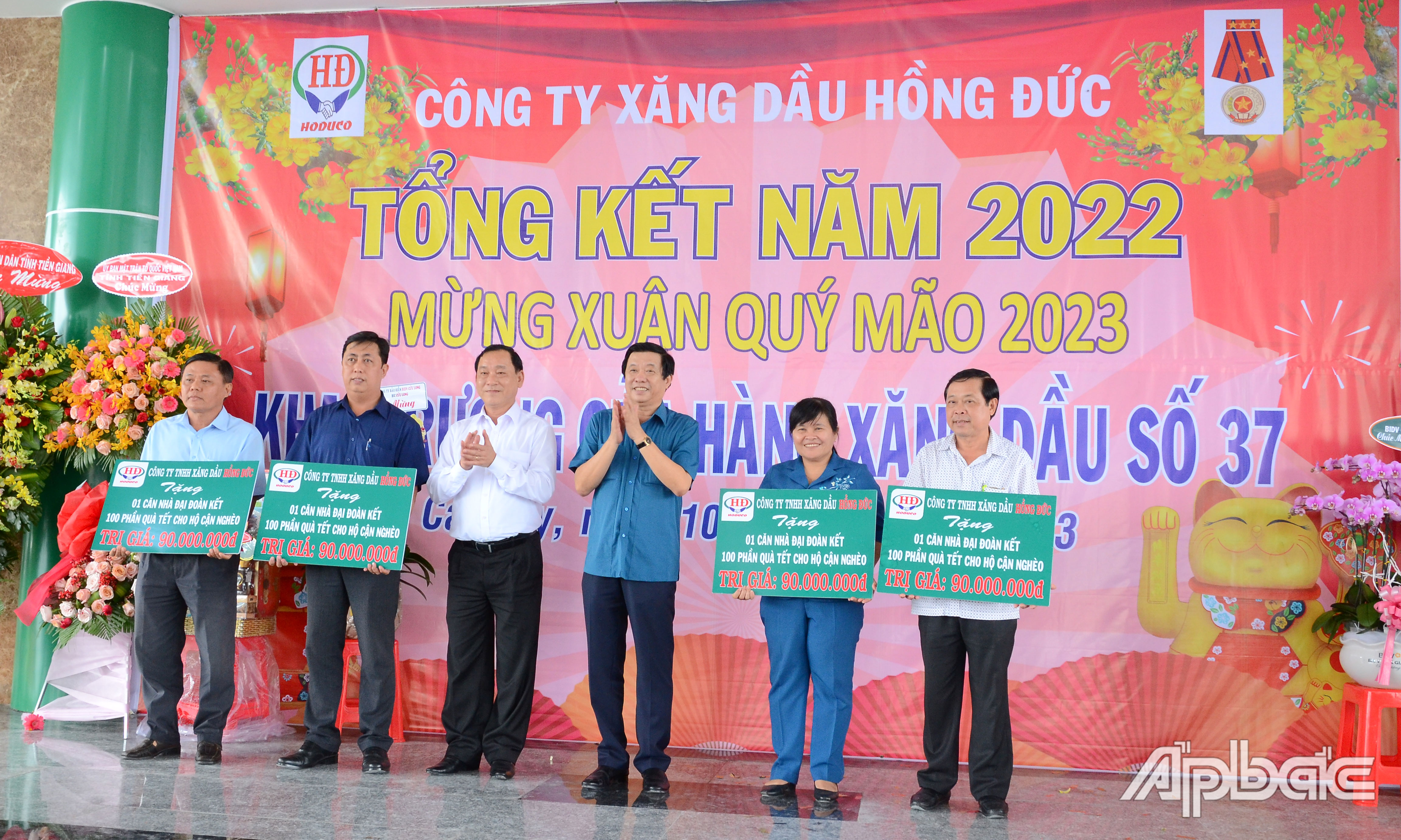 Công ty Xăng dầu Hồng Đức hỗ trợ nhà đại đoàn kết và quà tết để các địa phương tặng cho các hộ trên địa bàn tỉnh.