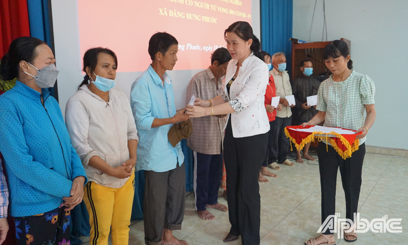 Lãnh đạo các Sở, ban, ngành, đoàn thể thăm chúc tết và tặng quà cho các hộ nghèo