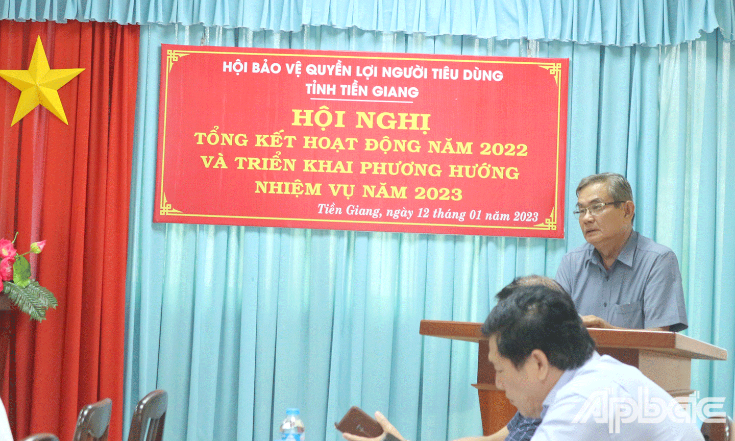Chủ tịch Hội bảo vệ quyền lợi người tiêu dùng tỉnh Tiền Giang Ngô Văn Tuấn phát biểu tại hội nghị