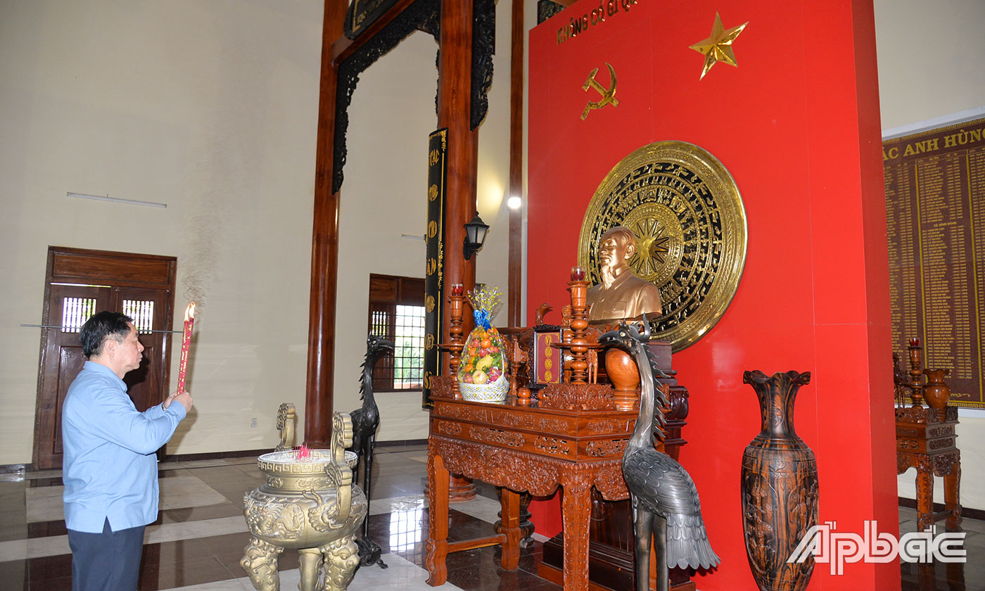 Đồng chí Nguyễn Trọng Nghĩa dâng hương tại Đền thờ Liệt sĩ TX. Gò Công.