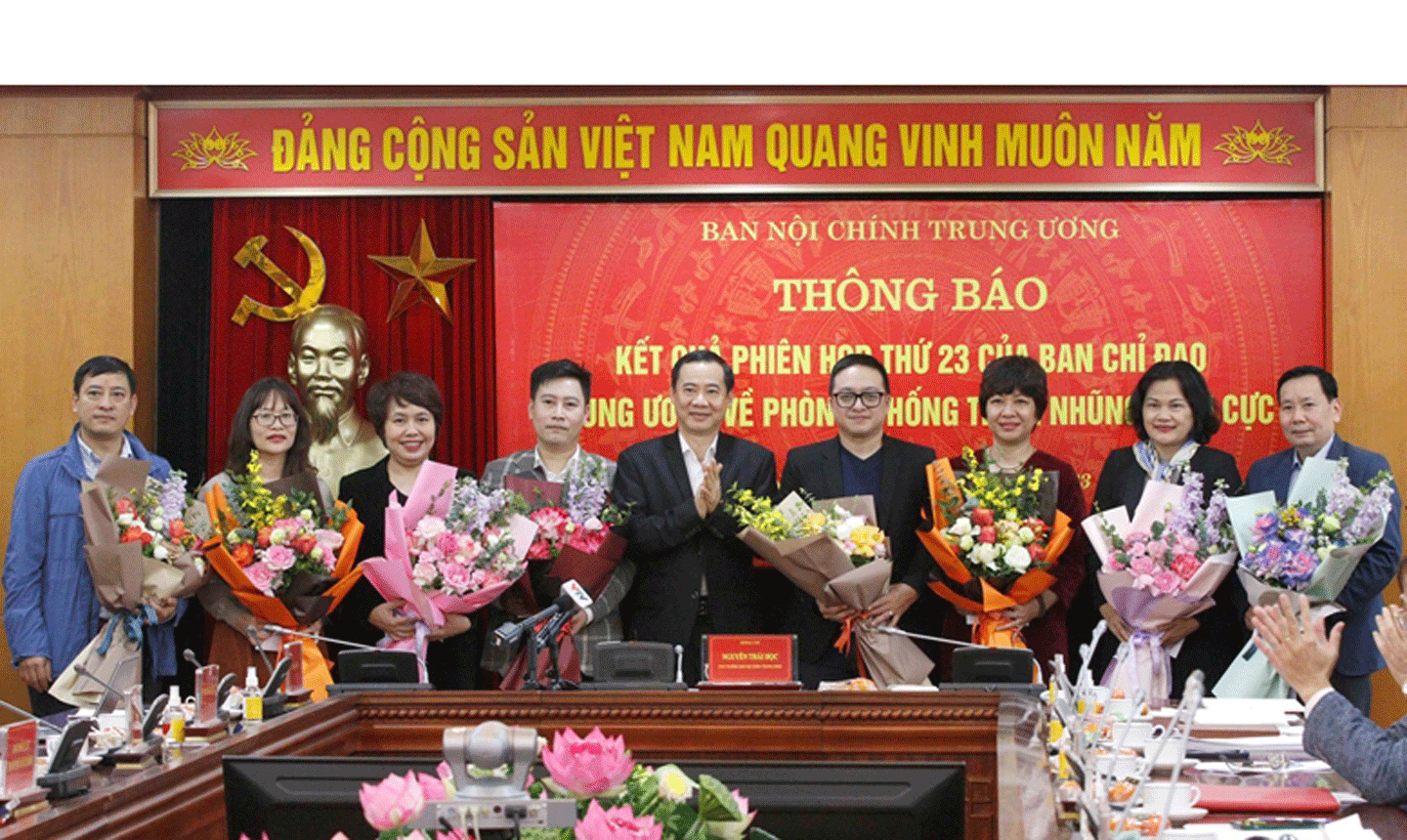 Ban Nội chính Trung ương đã trao thưởng cho các cơ quan báo chí có nhiều thành tích trong công tác thông tin tuyên truyền vè phòng, chống tham nhũng, tiêu cực năm 2022. 