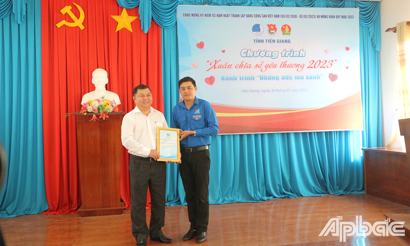 Đồng chí Nguyễn Quang Minh Bí thư Tỉnh đoàn Tiền Giang trao Thư cảm ơn cho đại diện Câu lạc bộ doanh nhân Tiền