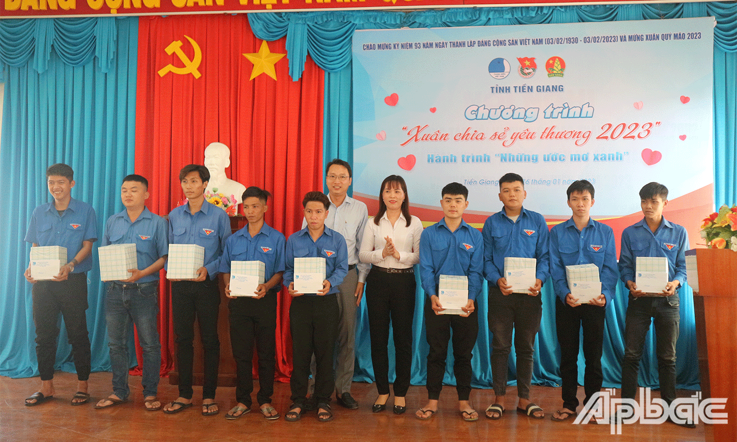 Tỉnh Đoàn Tiền Giang trao quà cho 10 thanh niên chuẩn bị lên đường nhập ngũ