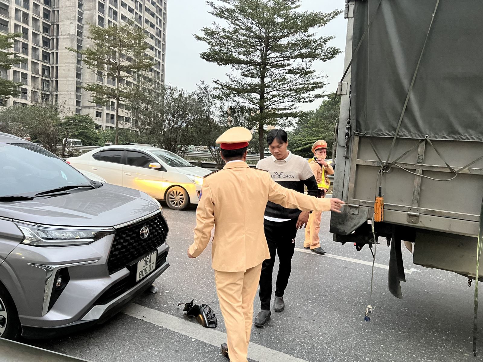 Lực lượng CSGT toàn quốc đã phát hiện, xử lý 521 nghìn trường hợp vi phạm TTATGT, phạt tiền gần 1.000 tỷ đồng, tước GPLX, bằng, chứng chỉ chuyên môn 90.957 trường hợp; tạm giữ 6.676 ô tô, 128.420 mô tô.