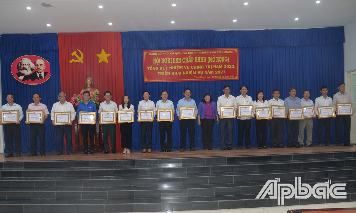 Bí thư Đảng ủy Khối Thái Ngọc Bảo Trâm khen thưởng các tập thể có thành tích trong năm 2022.