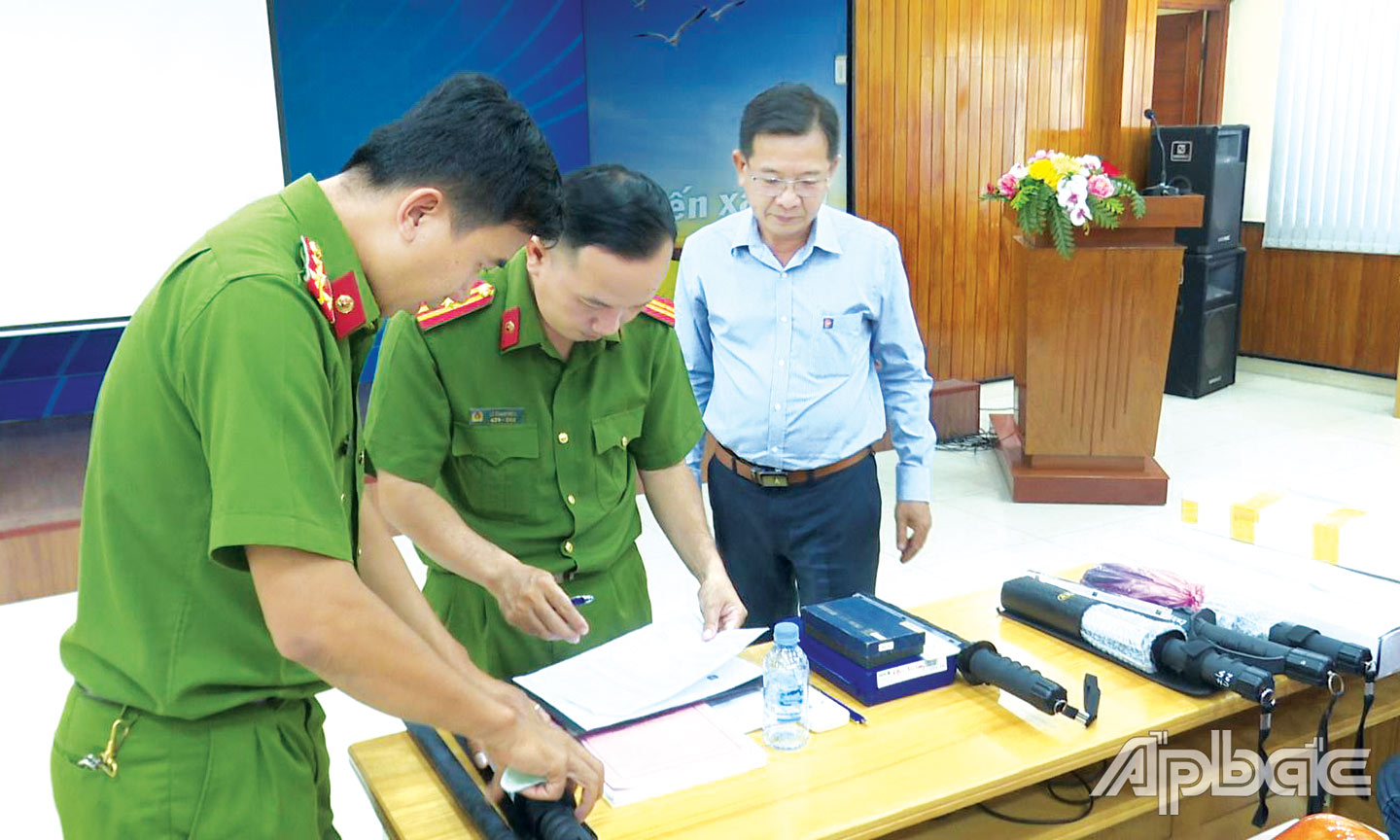  Kiểm tra công cụ hỗ trợ tại Công ty Xăng dầu Tiền Giang, phường 9, TP. Mỹ Tho.             Ảnh: THANH VIỆT