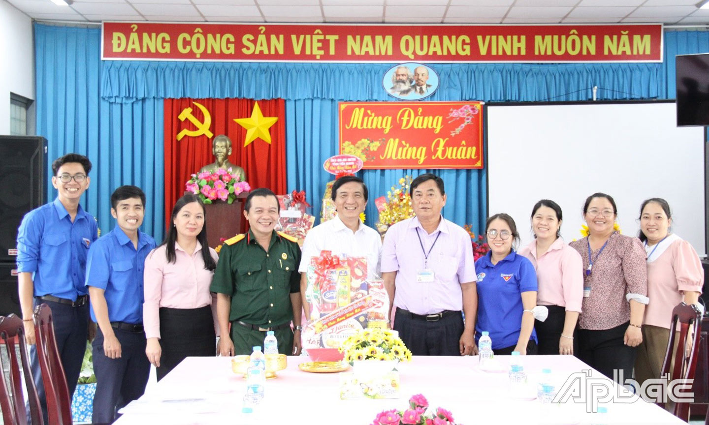 Đoàn đến thăm, chúc tết và tặng quà tại Trung tâm Hỗ trợ phát triển giáo dục hòa nhập - Trẻ khuyết tật Tiền Giang.