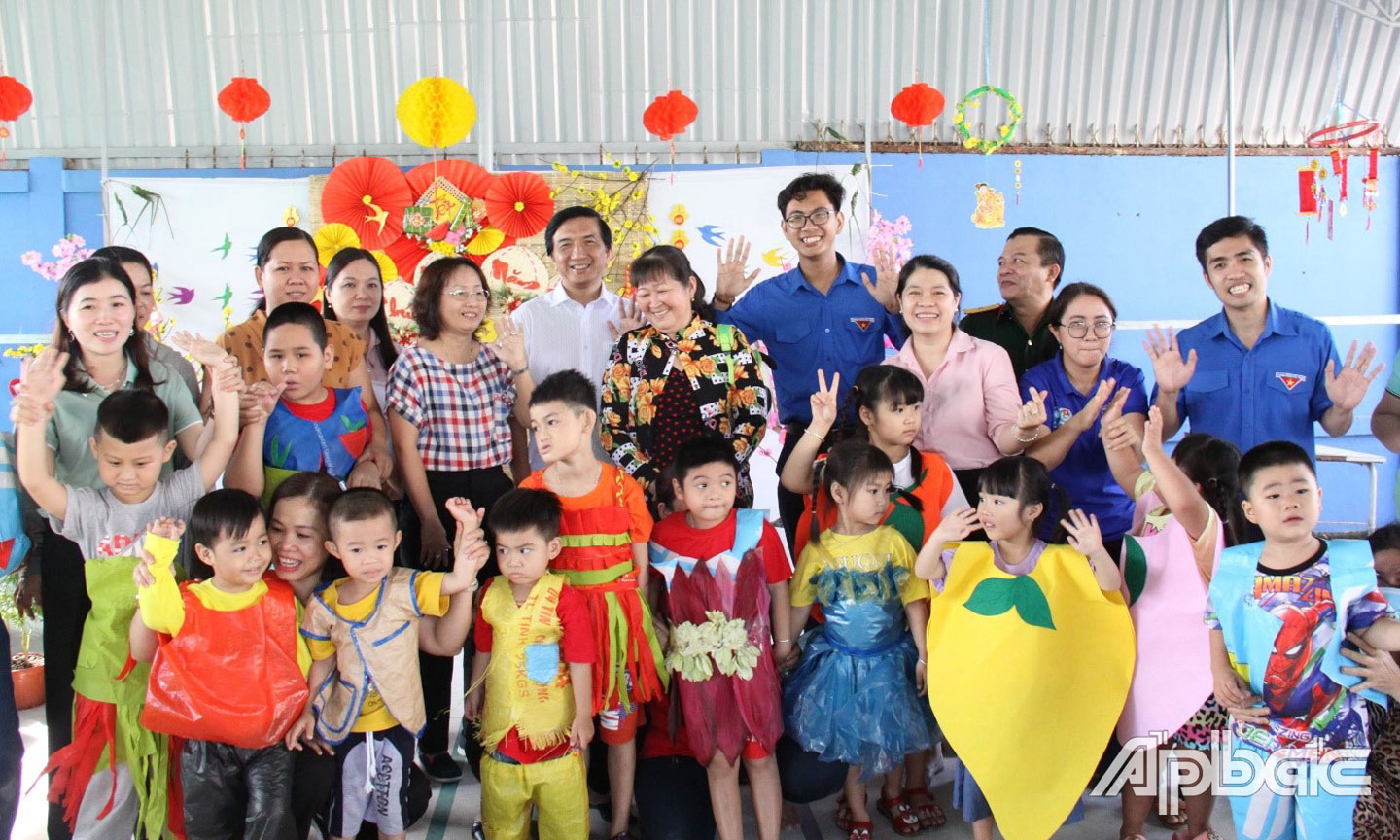 Đoàn giao lưu cùng với các bé đang học tại Trung tâm.