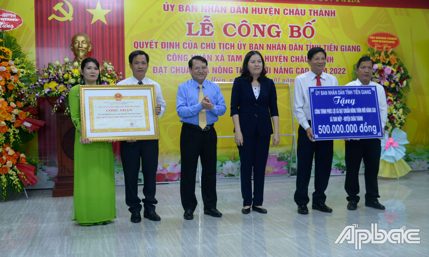 Phó Chủ tịch UBND tỉnh Phạm Văn Trọng và lãnh đạo Sở Nông nghiệp và Phát triển nông thôn trao Bằng công nhận xã NTM nâng cao và  Bảng tượng trưng tặng công trình phúc lợi trị giá 500 triệu đồng cho xã Tam Hiệp.
