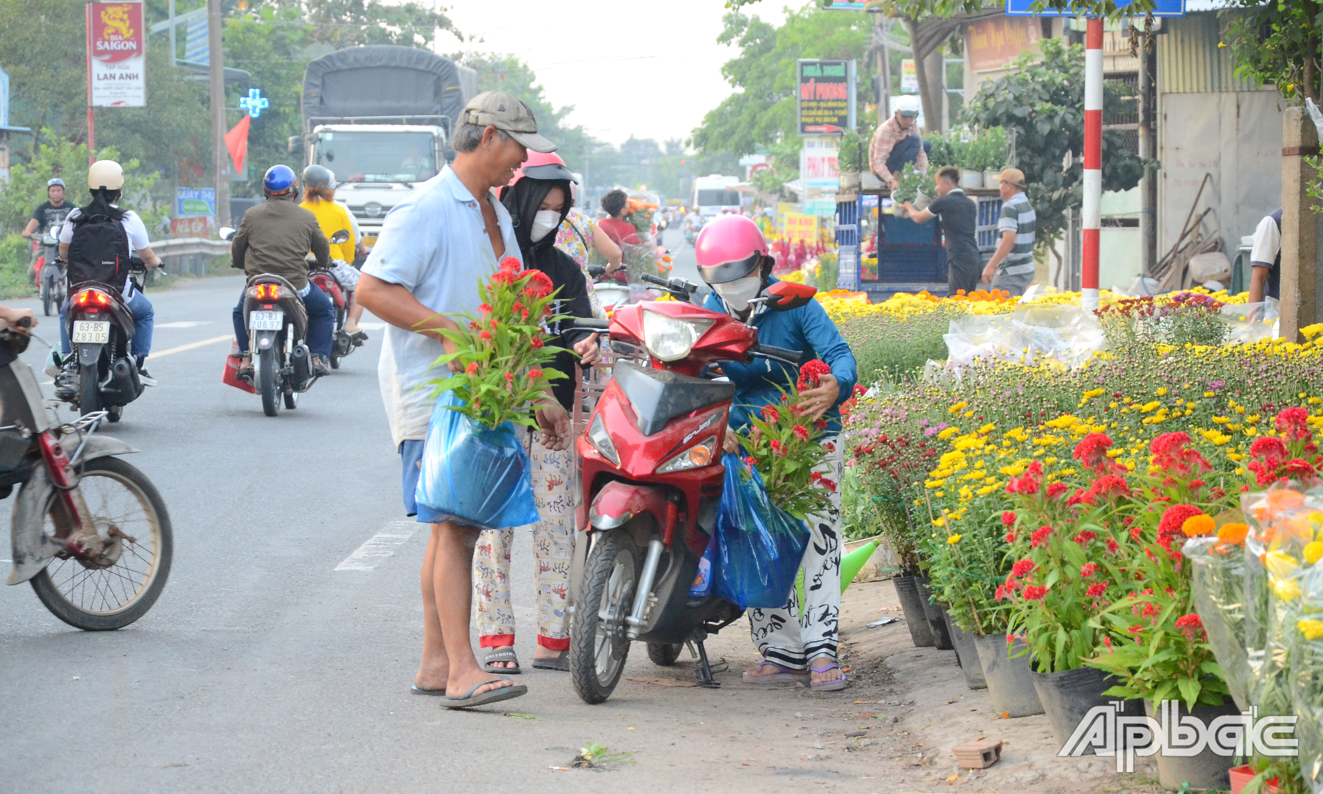 Gia đình nào cũng tranh thủ lựa cho mình những giỏ hoa ưng ý nhất.