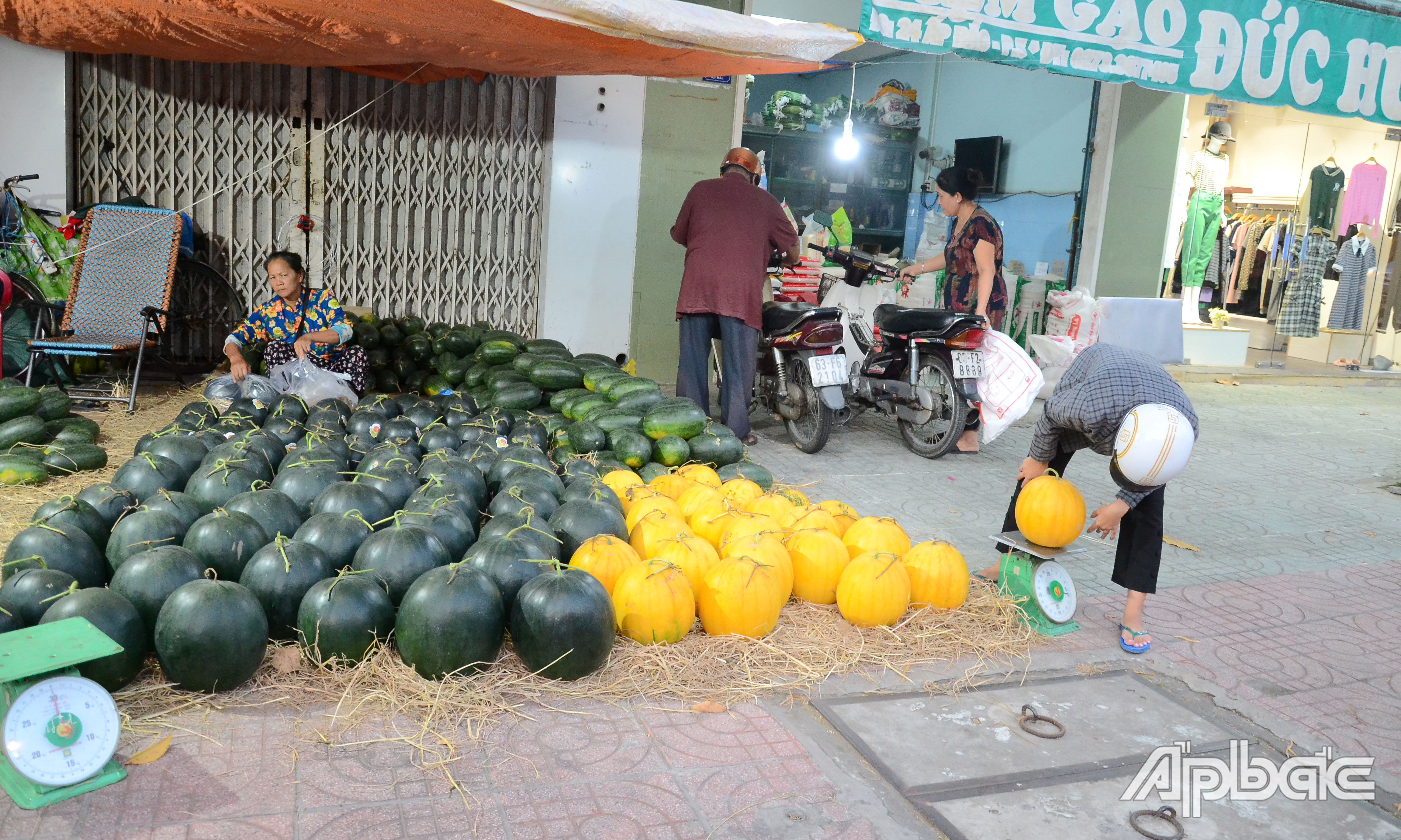 Trái cây chưng tết cũng đang hút khách.